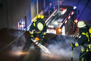 Strażak pracujący pilarką spalinową Stihl MS 462 C-M VW na dachu.