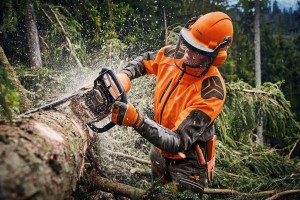 Stihl MS 462 C-M VW Pilarka spalinowa używana w lesie przez drwala.