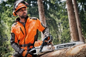 Lumberjack używający Stihl MS 462 C-M VW Pilarka spalinowa w lesie.