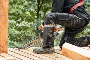 Pracująca Stihl MS 261 C-M Pilarka spalinowa podczas cięcia drewna
