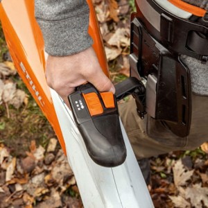 Stihl BGA 200 Dmuchawa akumulatorowa w ręce użytkownika.