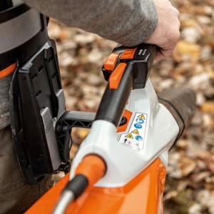 Stihl BGA 200 Dmuchawa akumulatorowa w użyciu na tle jesiennych liści
