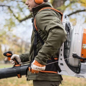 Mężczyzna używający Stihl BR 800 C-E Dmuchawa Plecakowa w parku.