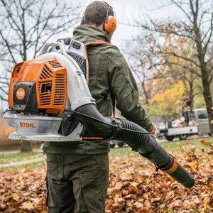 Mężczyzna używający Stihl BR 800 C-E Dmuchawa Plecakowa do usuwania liści.