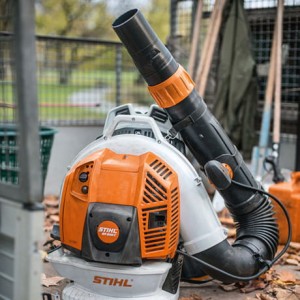 Stihl BR 800 C-E Dmuchawa Plecakowa w ogrodzie.