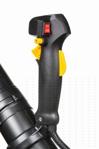 Rękojeść dmuchawy do liści CEDRUS 41.5 cm3 z przyciskami "Start" i "Stop".
