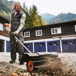 Mężczyzna używający Stihl KM 131 R KombiMotor.