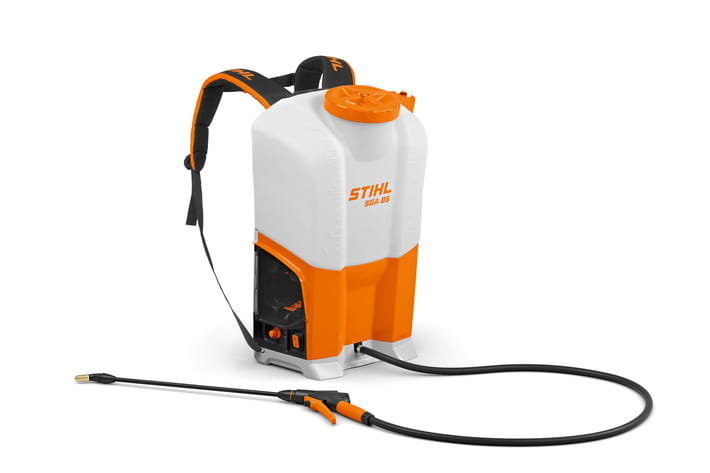 "Stihl SGA 85 Akumulatorowy opryskiwacz plecakowy na białym tle"